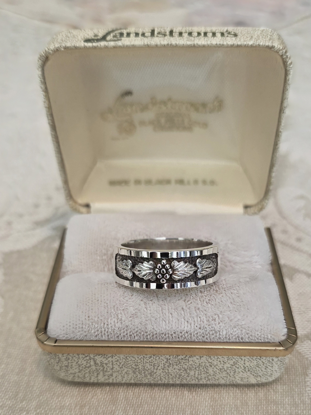 Vintage Authentic Landstrom's Black Hills Solid Sterling Silver Grape Leaf Band - Picture 4 of 4